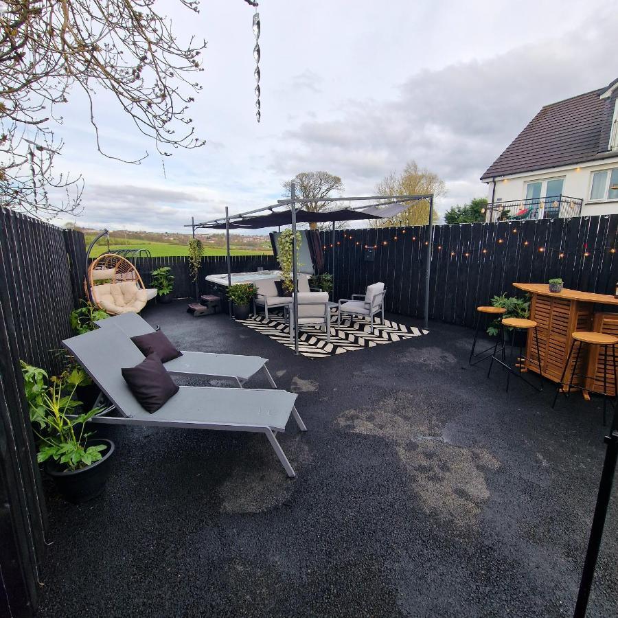 New Amazing The Black Wolf Suite The Grumpy Schnauzer B&B Airdrie Exterior foto