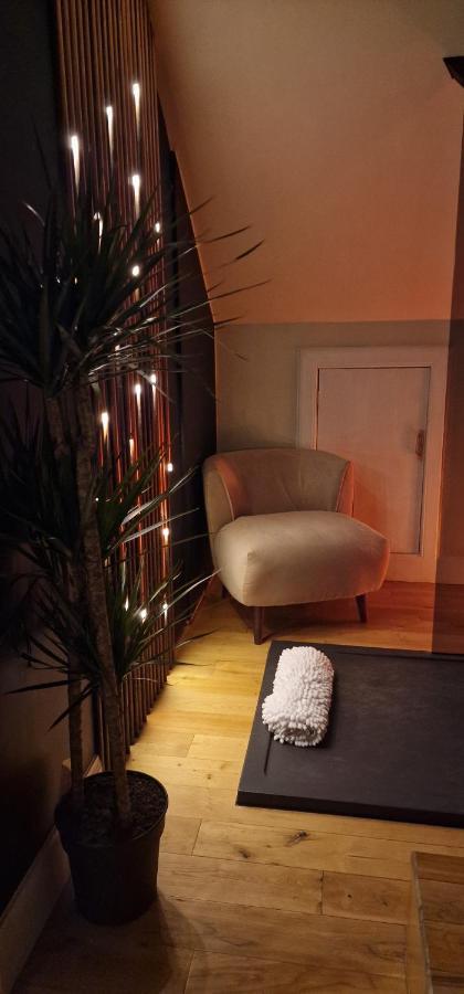 New Amazing The Black Wolf Suite The Grumpy Schnauzer B&B Airdrie Exterior foto