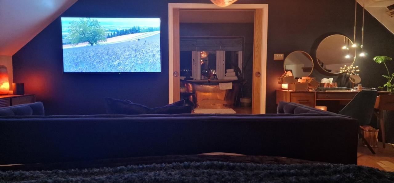 New Amazing The Black Wolf Suite The Grumpy Schnauzer B&B Airdrie Exterior foto