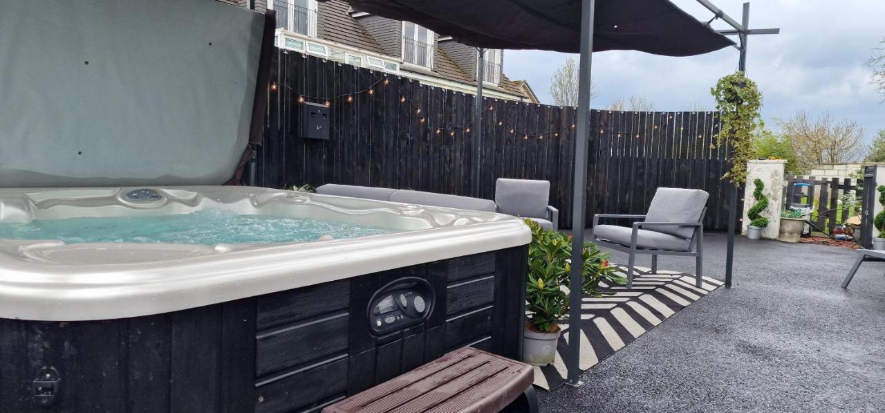 New Amazing The Black Wolf Suite The Grumpy Schnauzer B&B Airdrie Exterior foto